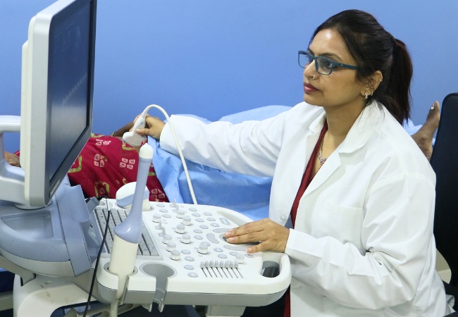 Dr. Payal Mahapatra performing an ultrasound scan at Neo Fertility Clinic